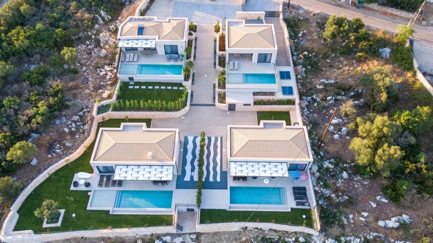 Συγκρότημα τεσσάρων πολυτελών βιλών στον Καραβάδο